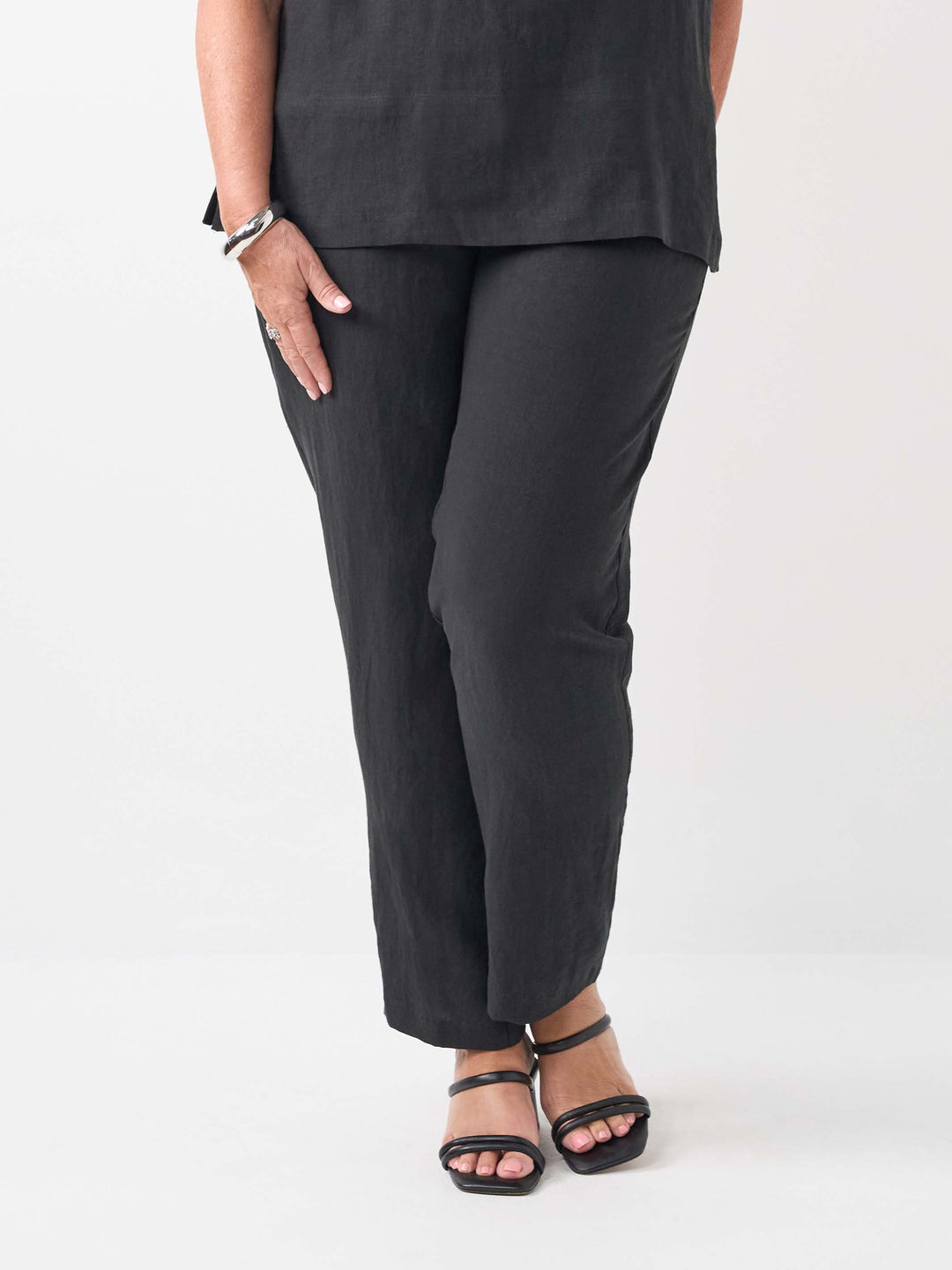 black regular leg linen pant in full length